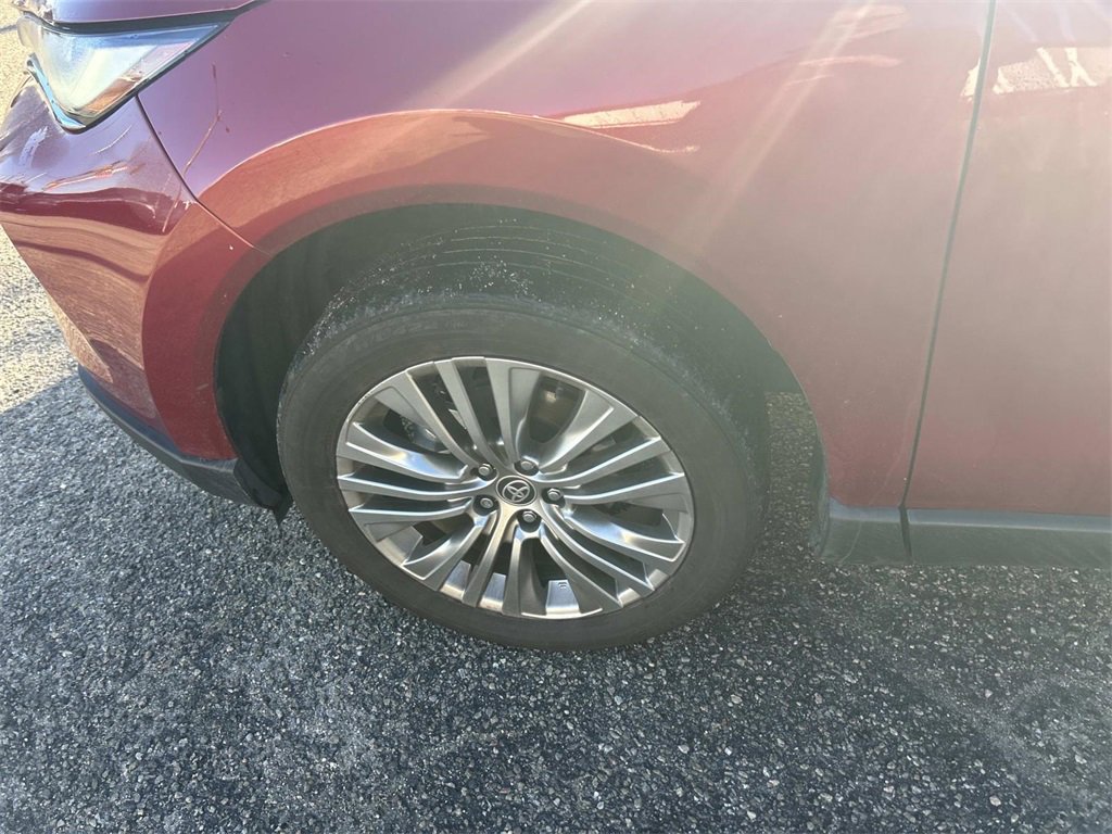 Used 2023 Toyota Venza Limited image 13