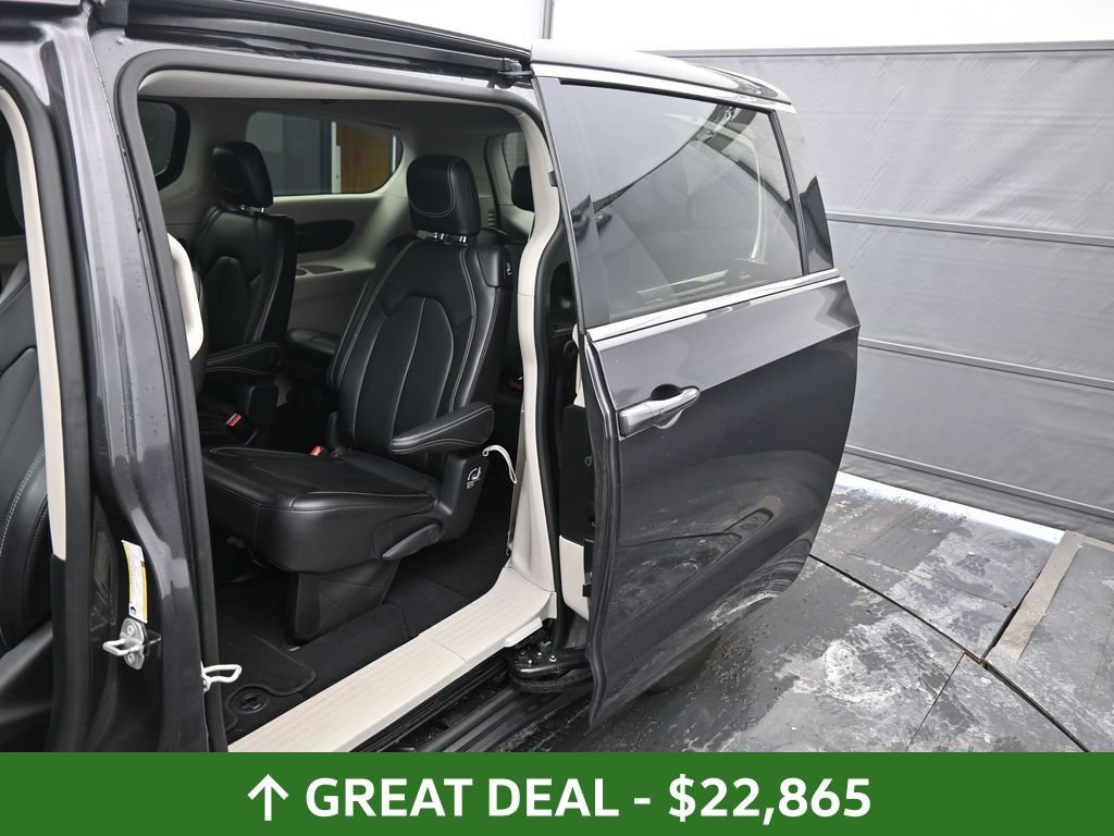 Used 2023 Chrysler Pacifica Touring-L image 21