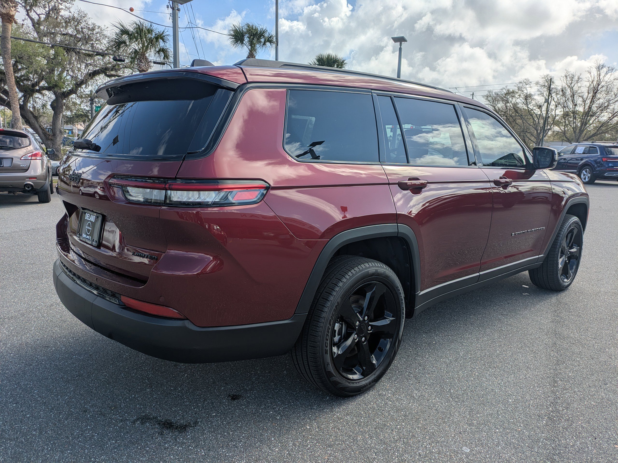 Used 2025 Jeep Grand Cherokee L Limited w/ Black Appearance Package AWD/4WD image 4