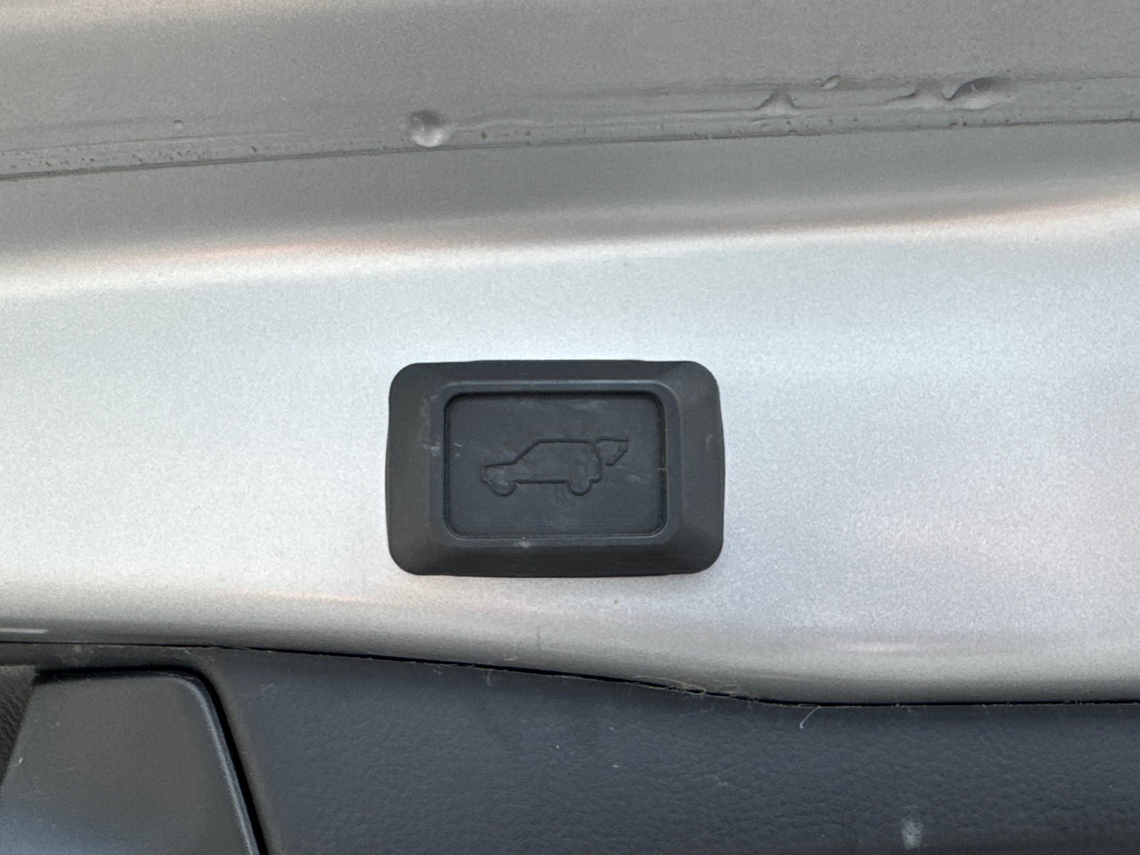 Used 2022 Toyota RAV4 XLE Premium FWD image 8