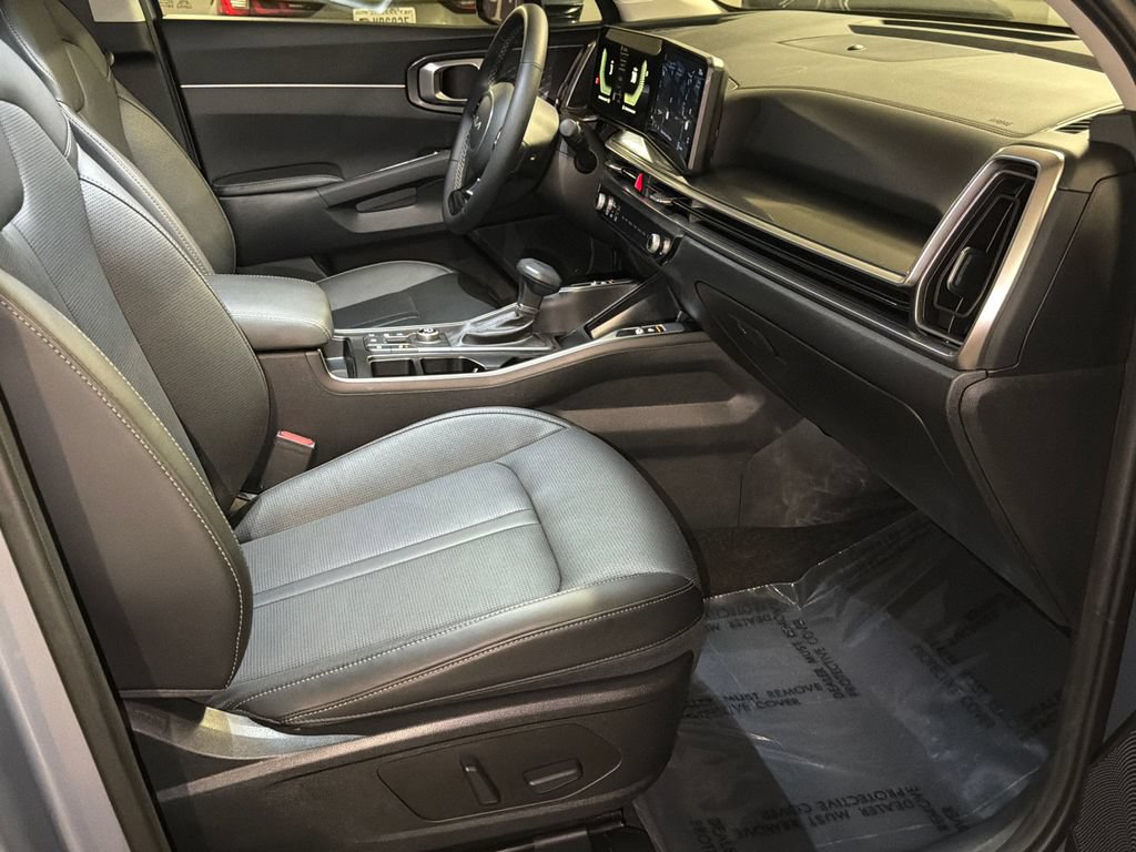 Certified 2025 Kia Sorento EX w/ Panoramic Sunroof Package FWD image 13