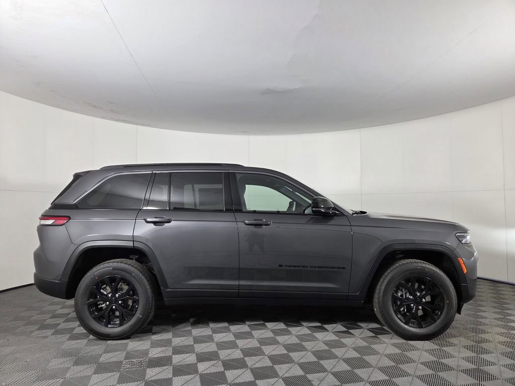 Used 2026 Jeep Grand Cherokee Altitude RWD image 3