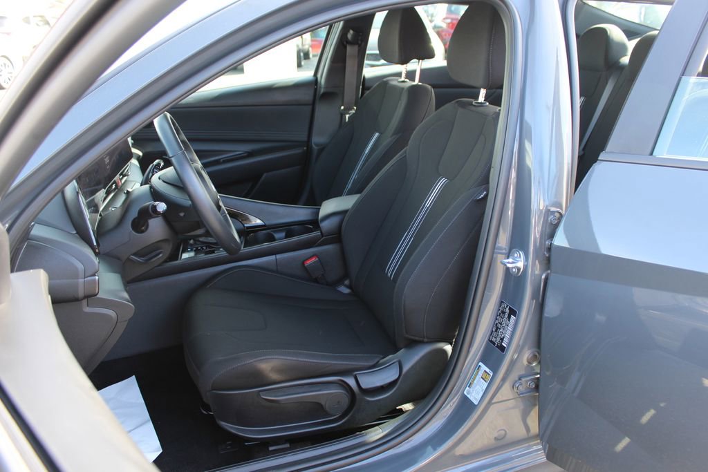 Used 2025 Hyundai Elantra SEL image 12
