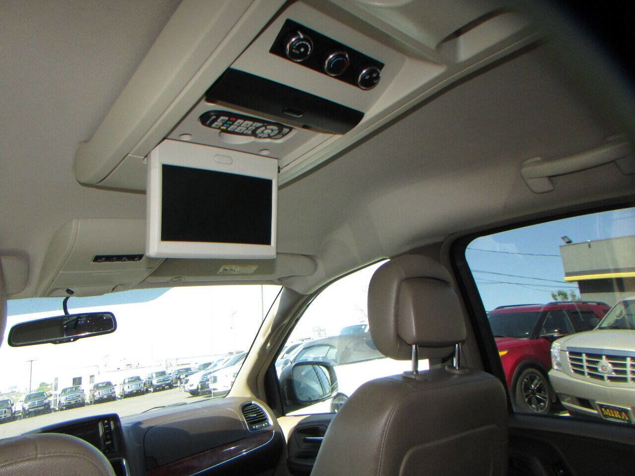 Used 2015 Chrysler Town & Country Touring image 16