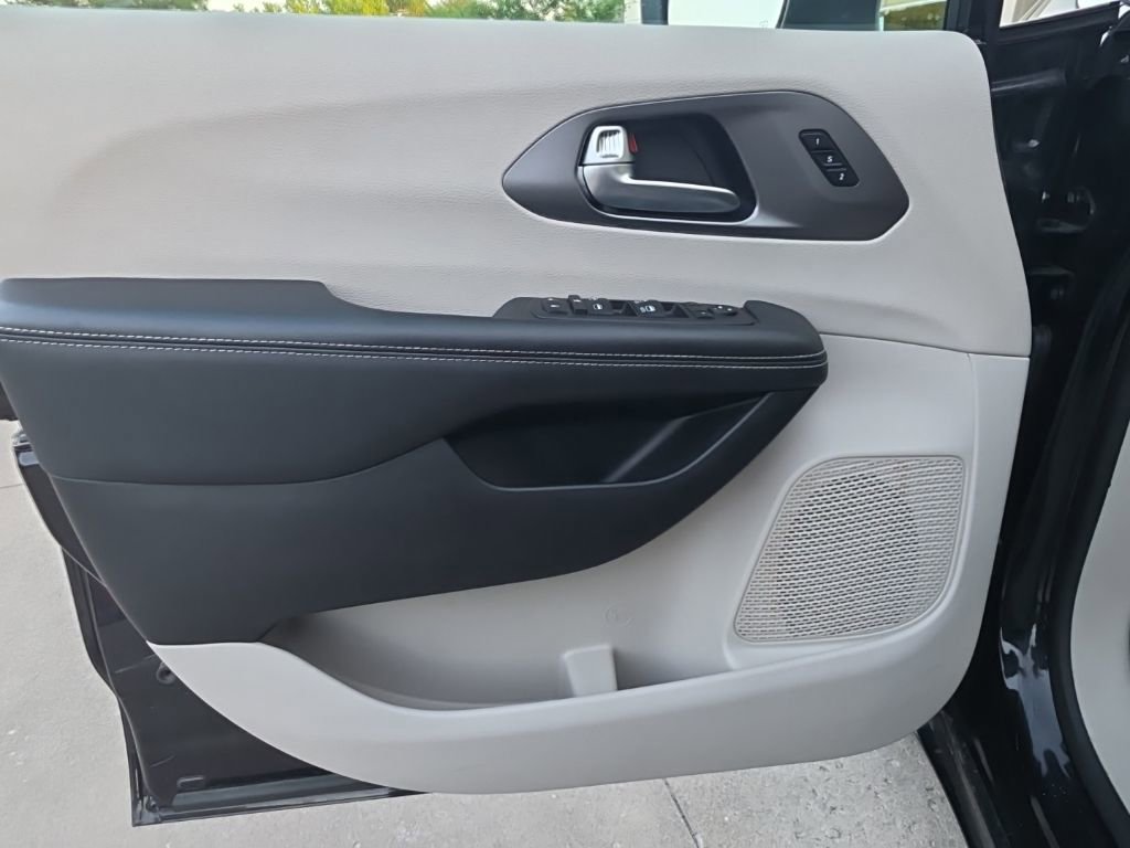 Used 2023 Chrysler Pacifica Touring-L FWD image 6