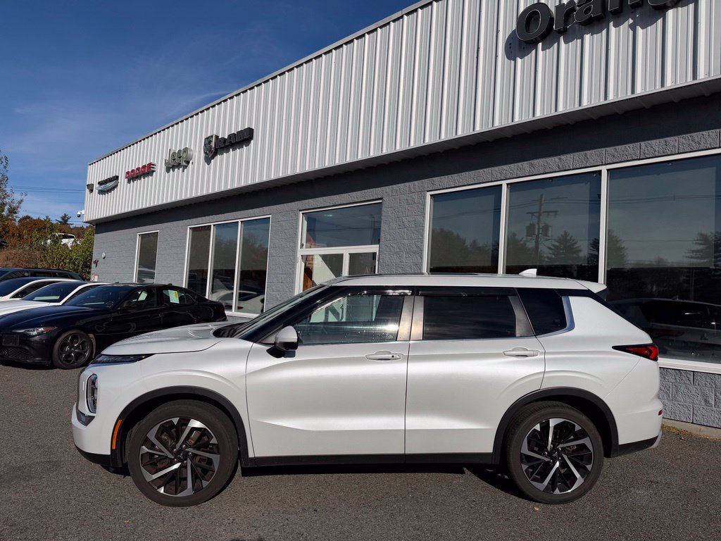 Used 2023 Mitsubishi Outlander SE AWD/4WD image 3