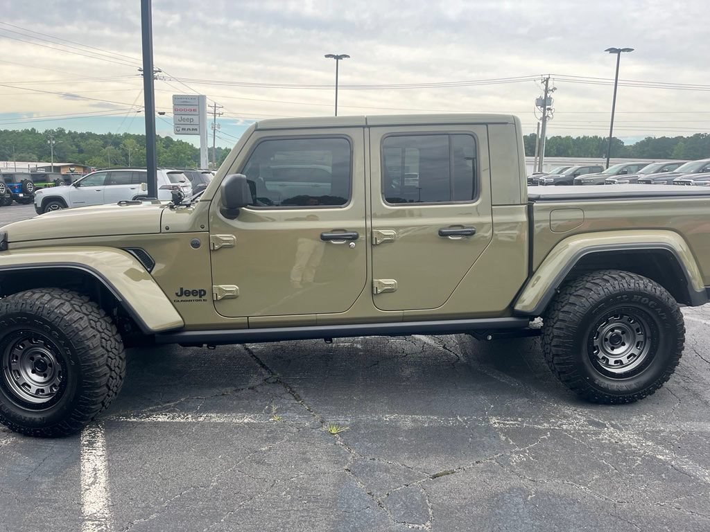 Used 2025 Jeep Gladiator Sport AWD/4WD image 3