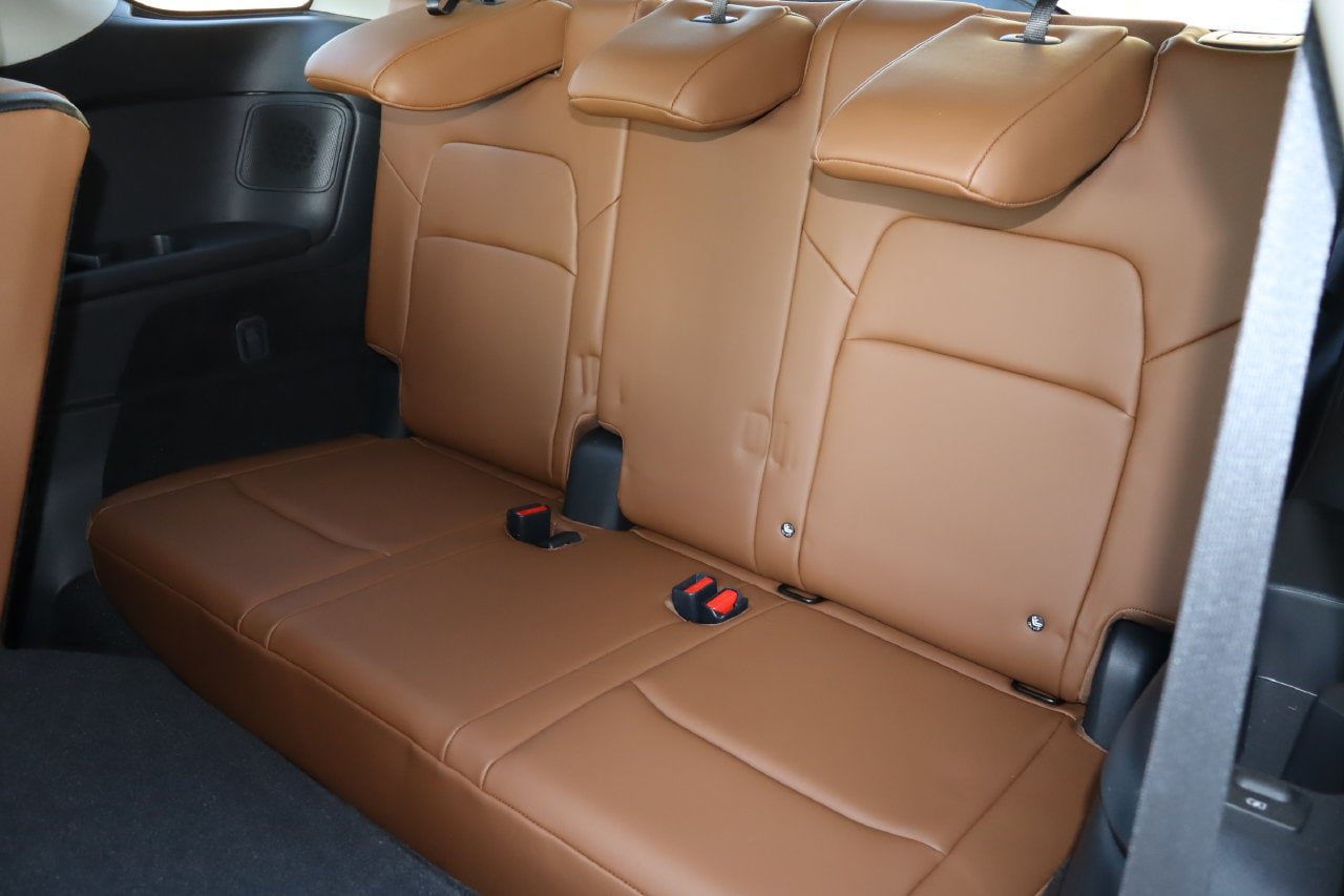 Used 2025 Nissan Pathfinder Platinum w/ Black Appearance Package FWD image 7