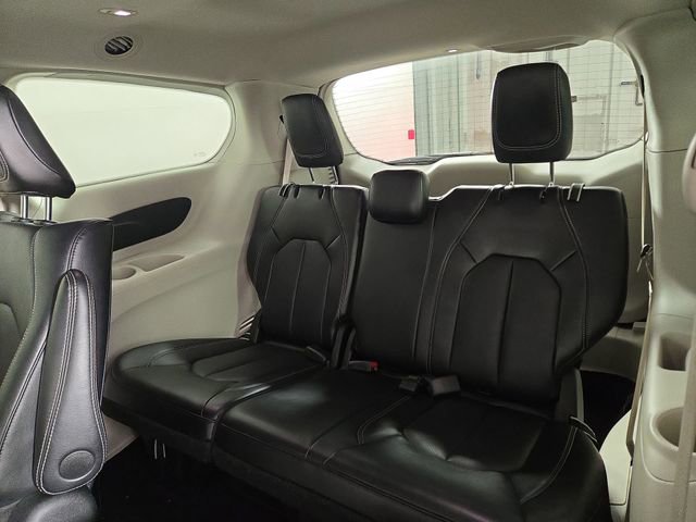Used 2024 Chrysler Pacifica Select image 16