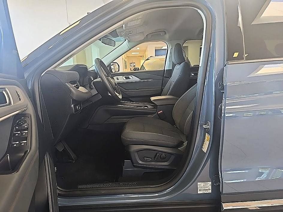 Used 2025 Ford Explorer Active AWD/4WD image 13