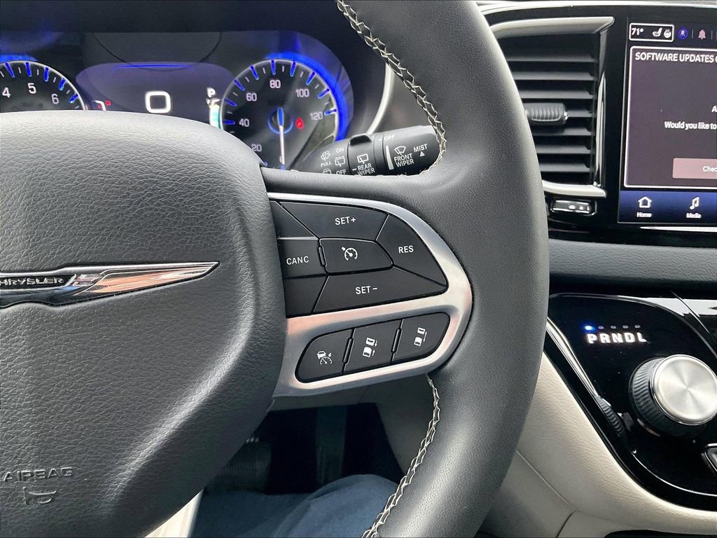 Used 2023 Chrysler Pacifica Touring-L FWD image 25