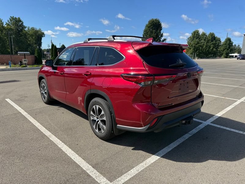 Used 2022 Toyota Highlander XLE AWD/4WD image 19