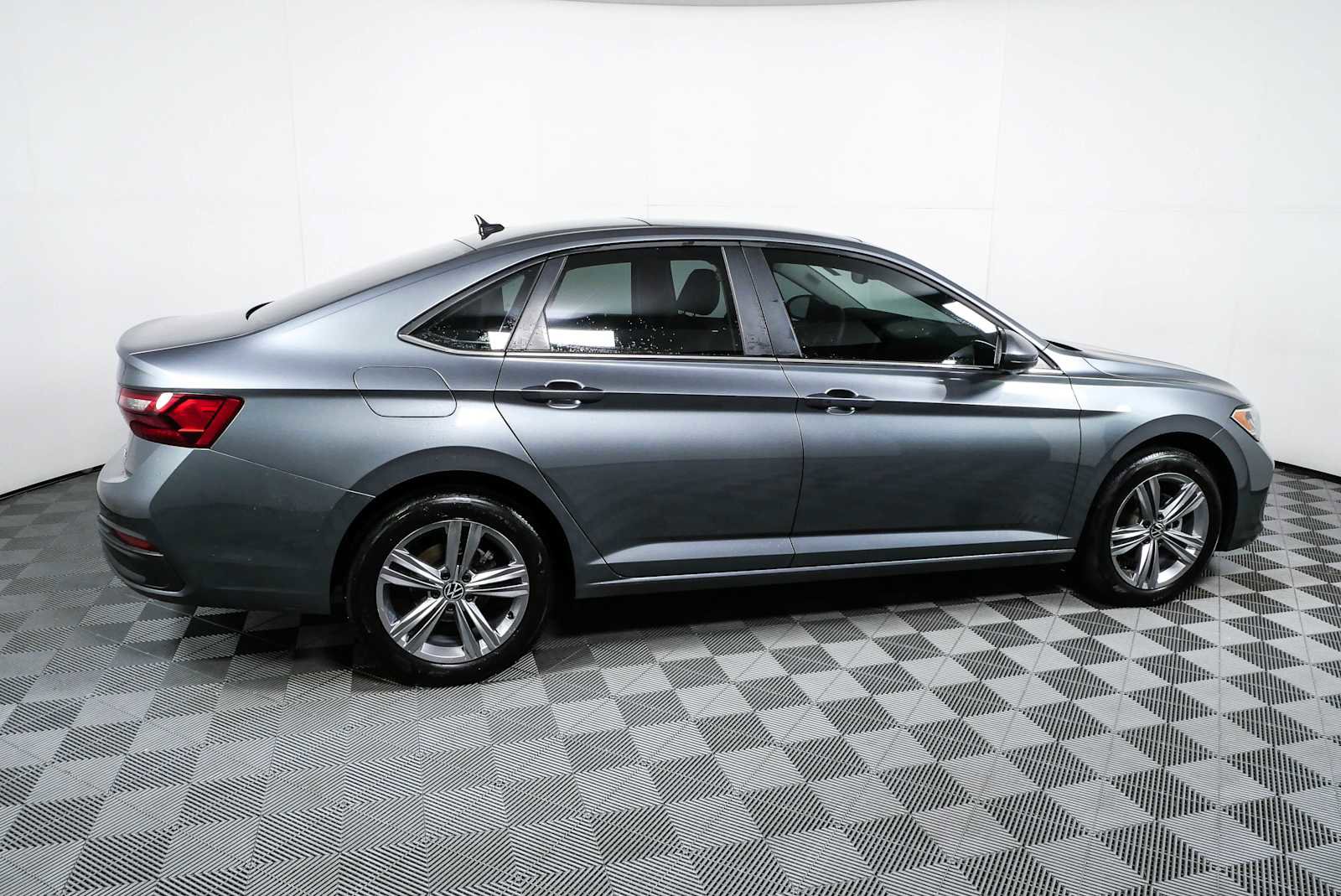 Used 2023 Volkswagen Jetta SE FWD image 2