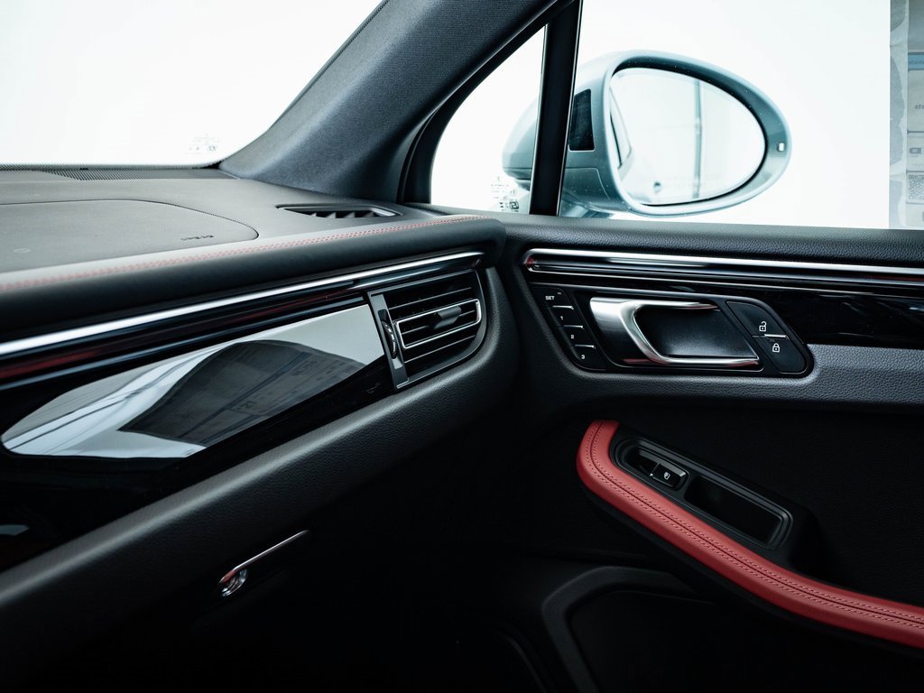 Certified 2025 Porsche Macan image 33
