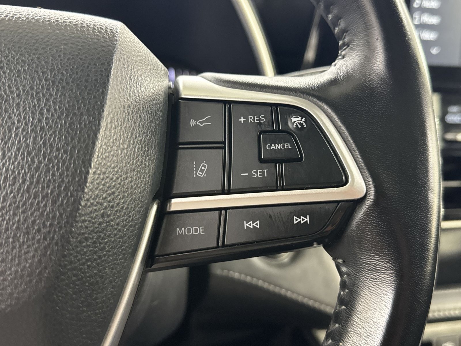 Used 2022 Toyota Highlander XLE AWD/4WD image 46