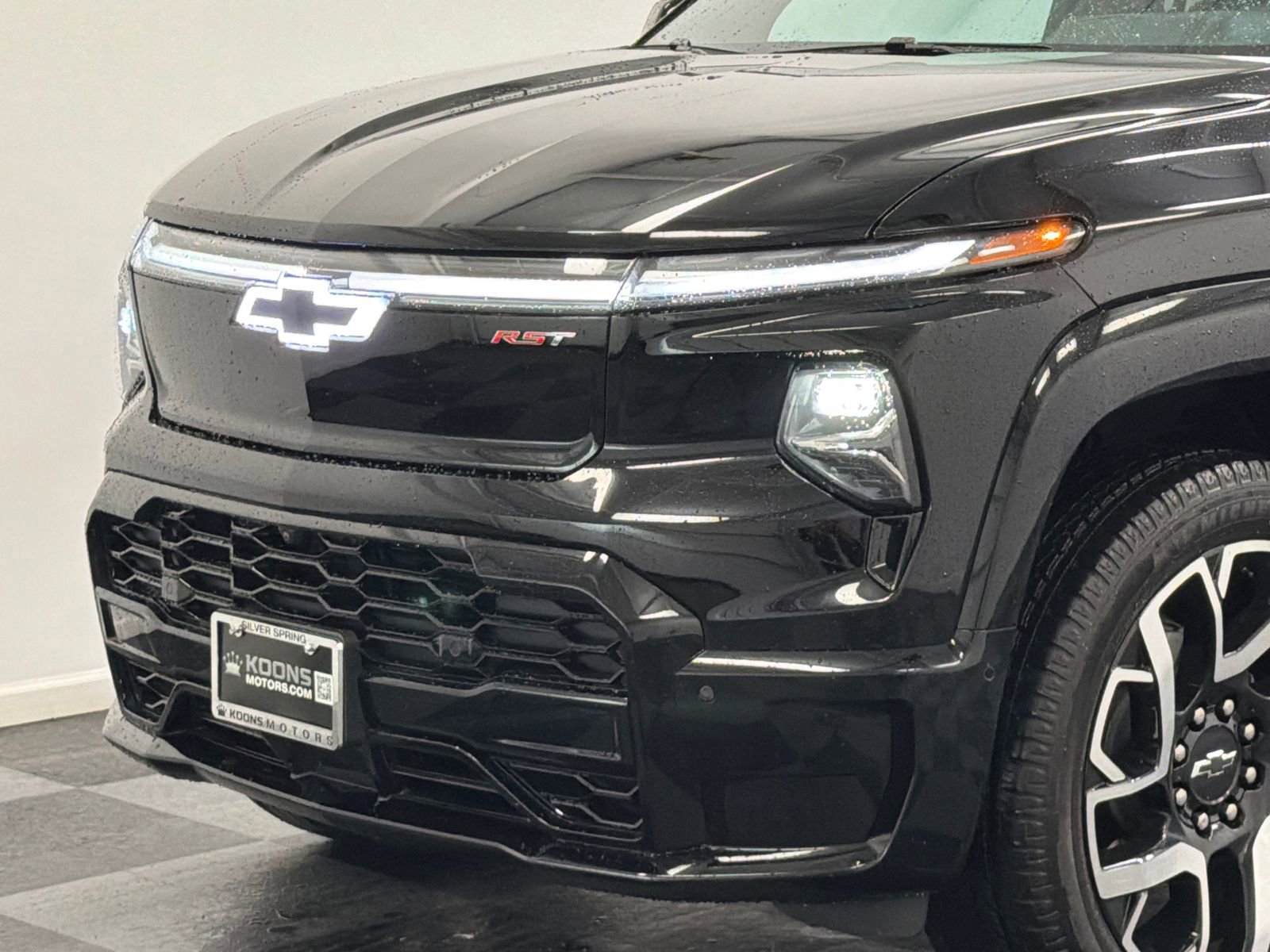 Used 2025 Chevrolet Silverado EV RST image 2