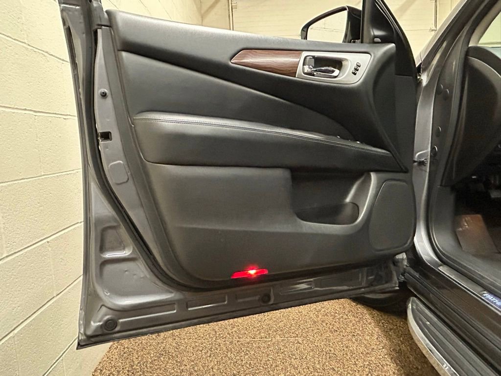 Used 2017 Nissan Pathfinder Platinum w/ Family Entertainment Package image 13