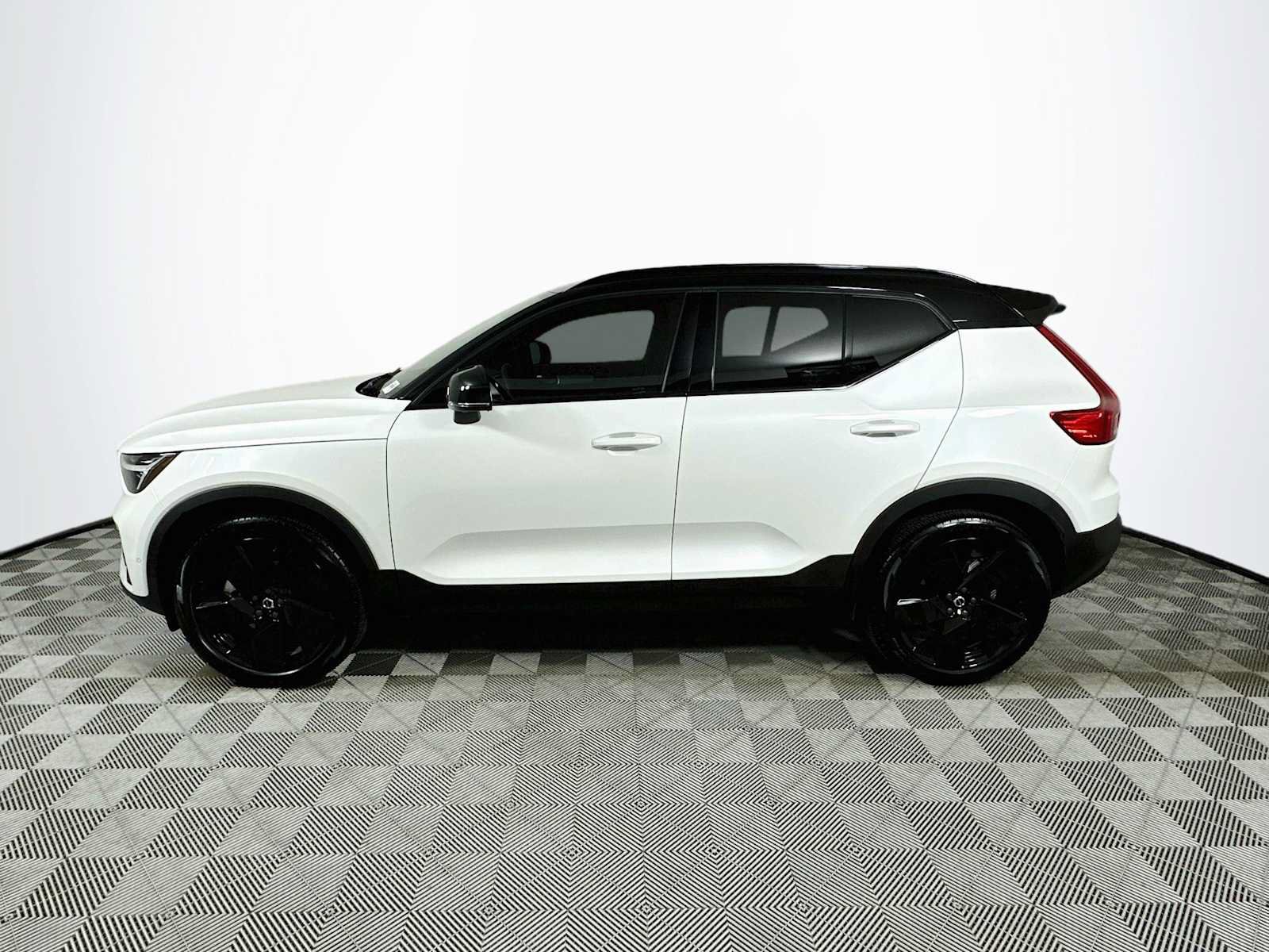 Used 2026 Volvo XC40 B5 Ultra w/ Climate Package AWD/4WD image 4