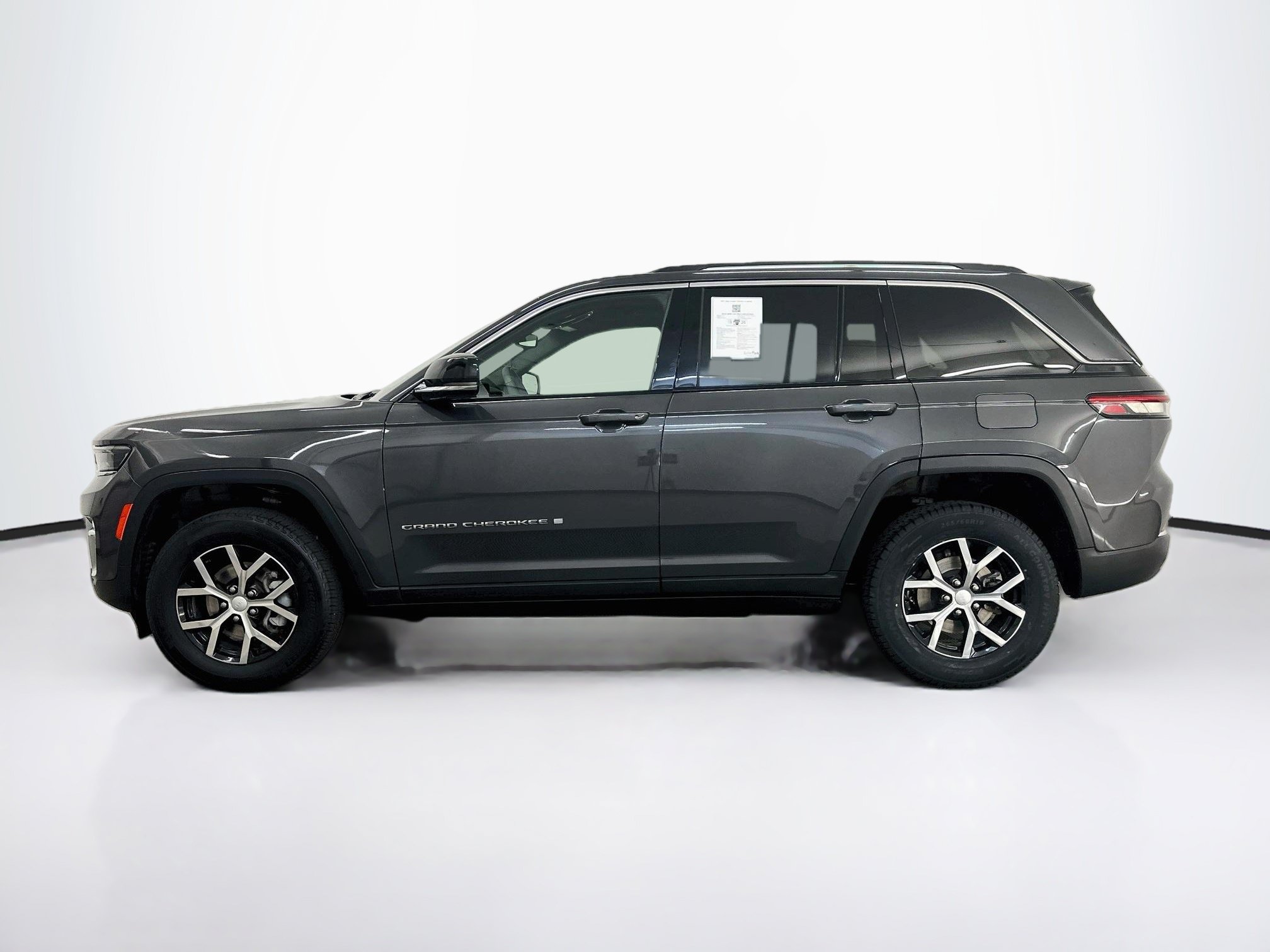 Used 2023 Jeep Grand Cherokee Limited AWD/4WD image 4
