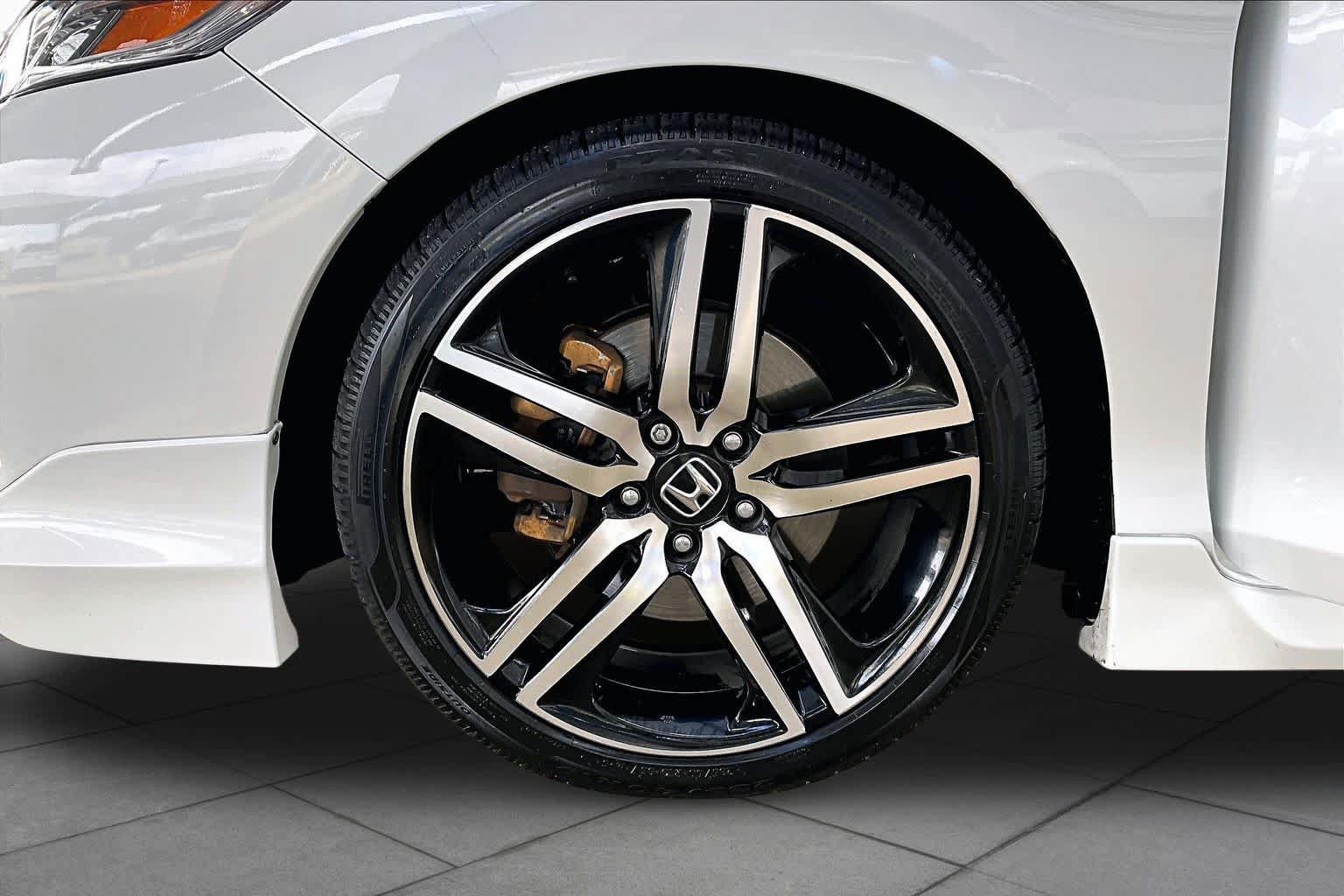 Used 2016 Honda Accord Touring image 11