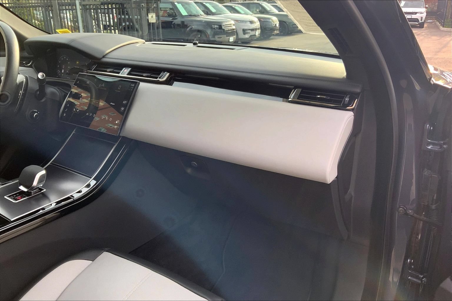 Certified 2026 Land Rover Range Rover Velar Dynamic SE AWD/4WD image 18