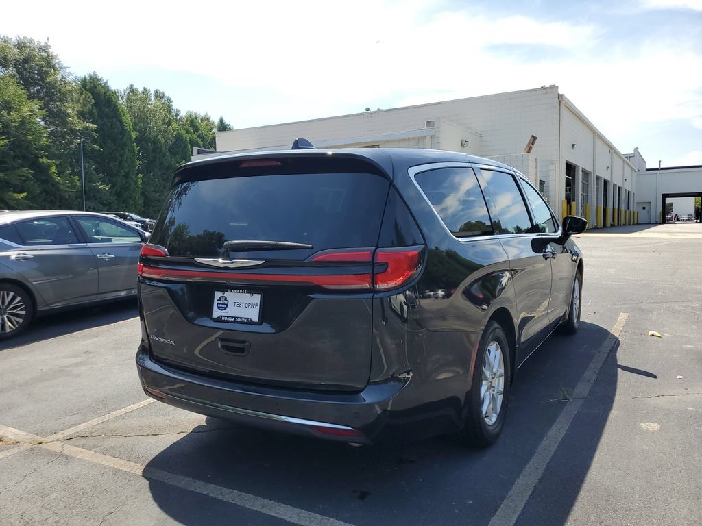 Used 2023 Chrysler Pacifica Touring-L FWD image 7