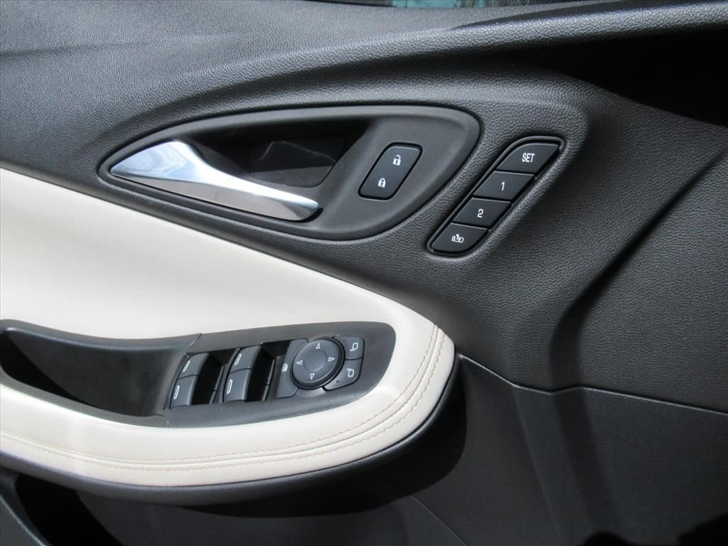 Used 2025 Buick Encore GX Avenir w/ Avenir Technology Package image 18