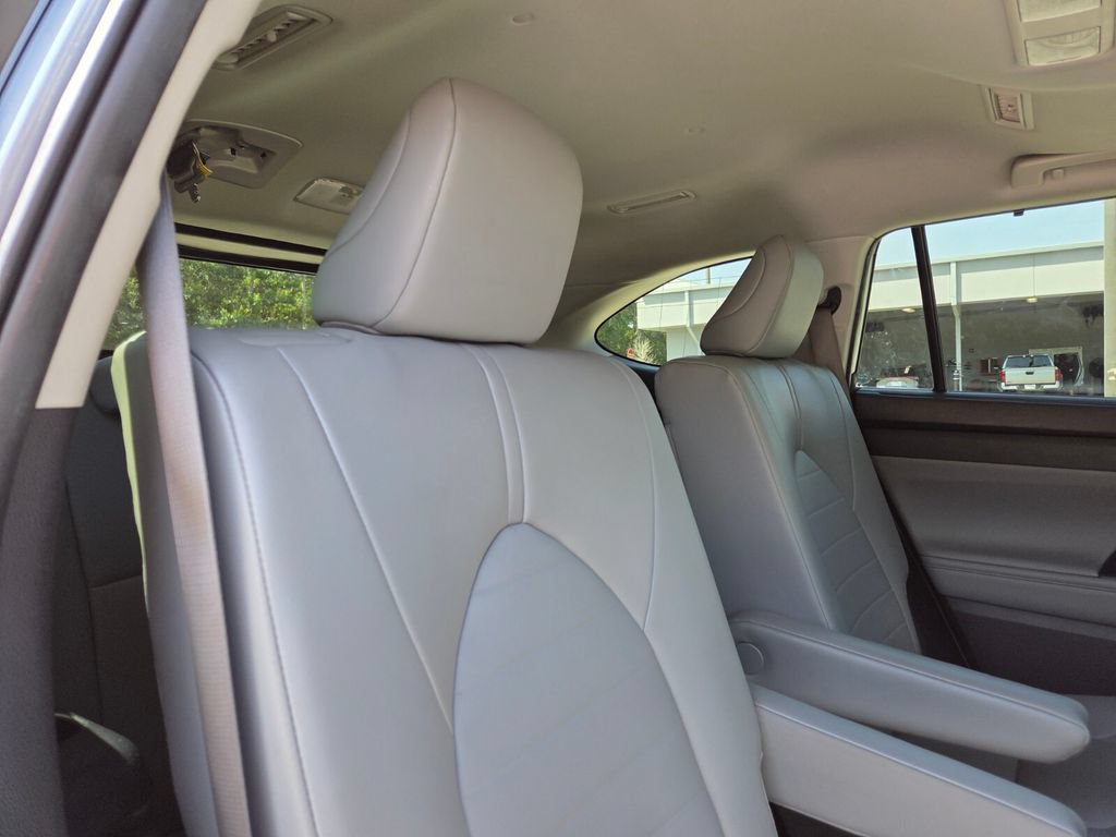 Used 2024 Toyota Highlander XLE FWD image 18