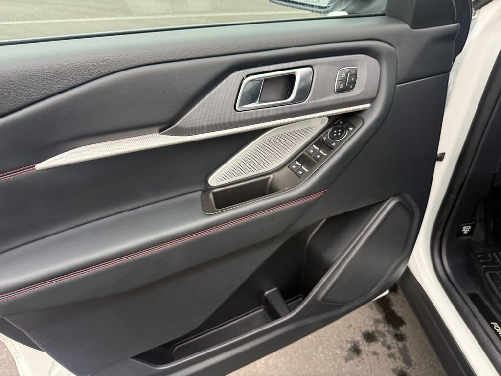 Used 2025 Ford Explorer ST image 11