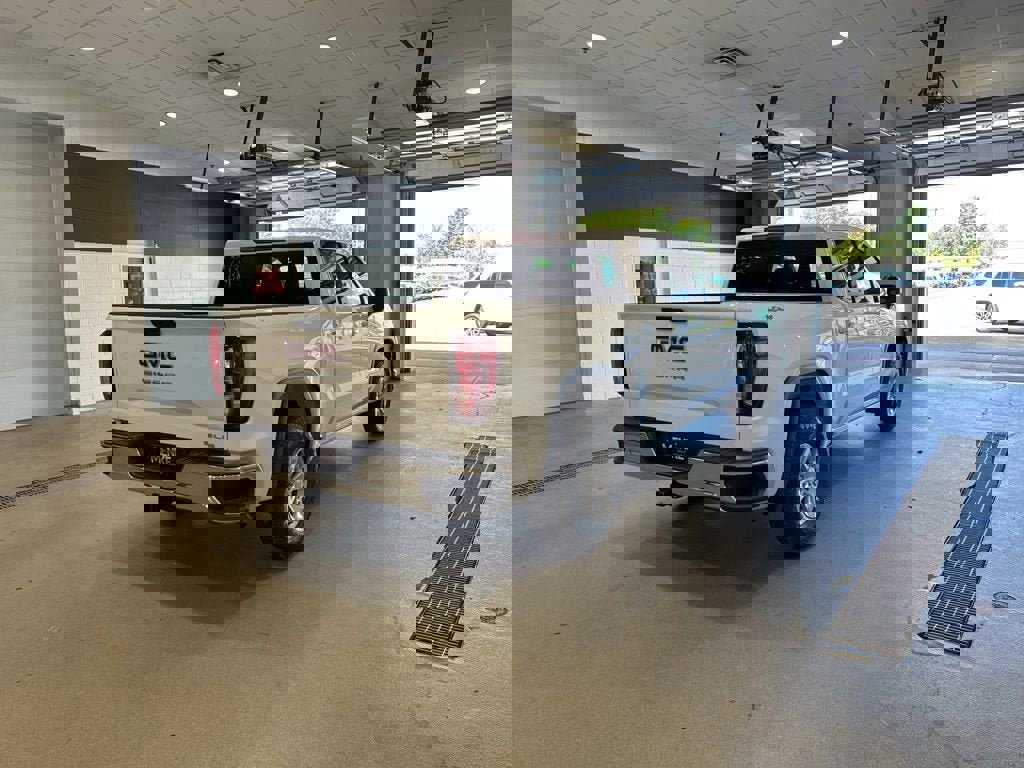 New 2026 GMC Sierra 1500 SLE image 6