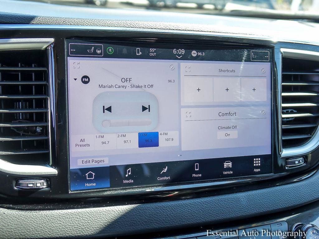 Used 2024 Chrysler Pacifica Touring-L image 17