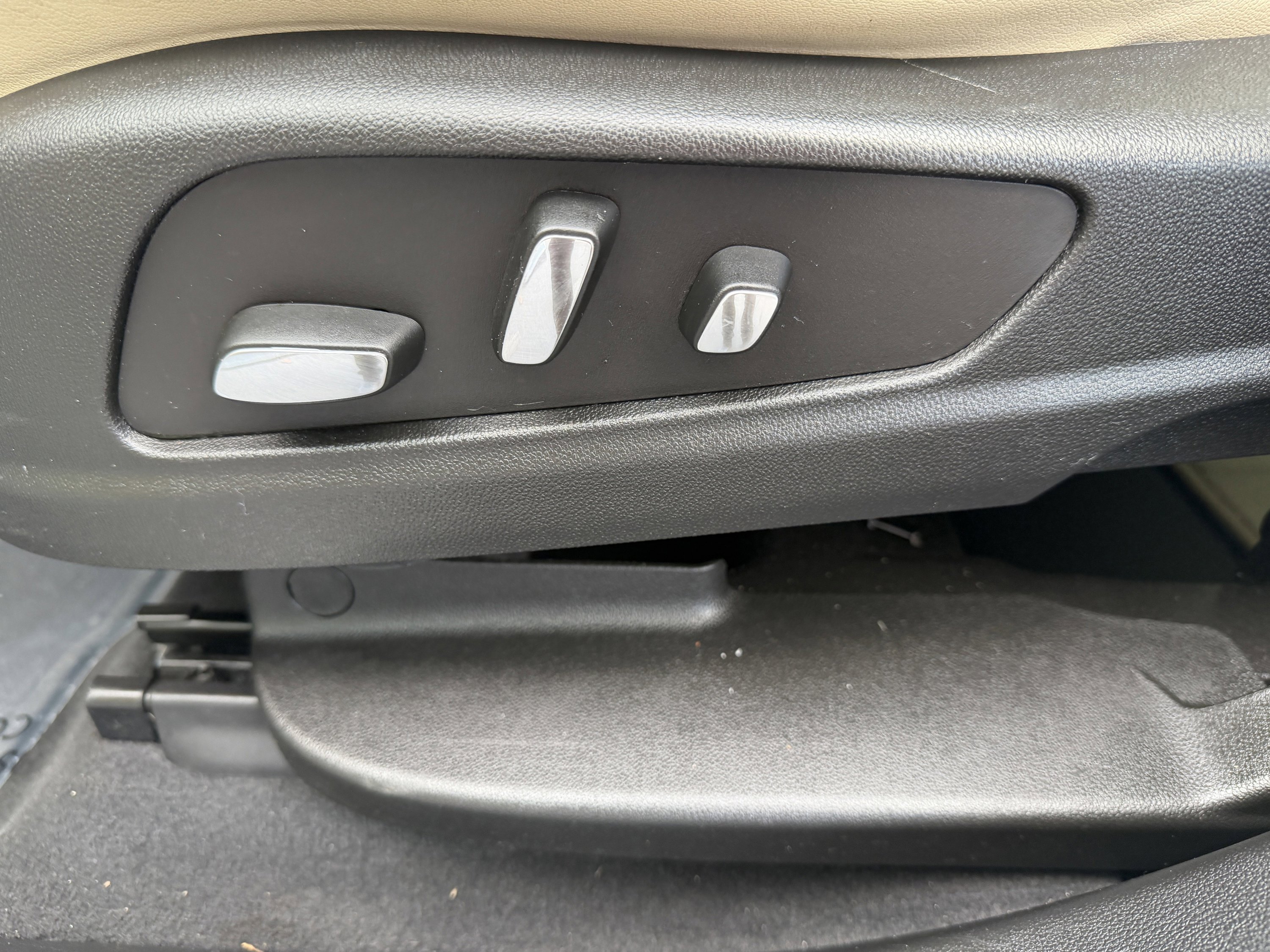 Used 2017 Cadillac XT5 Luxury w/ Driver Awareness Package image 29