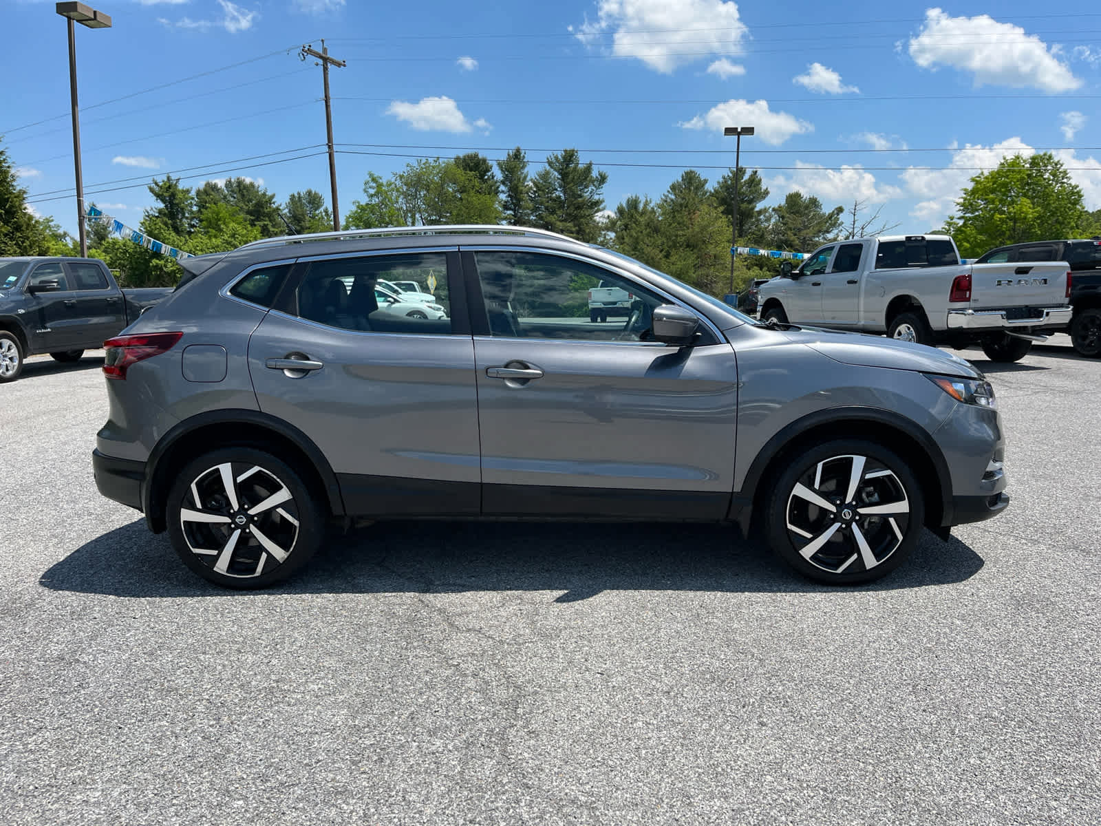 Used 2022 Nissan Rogue Sport SL AWD/4WD image 2