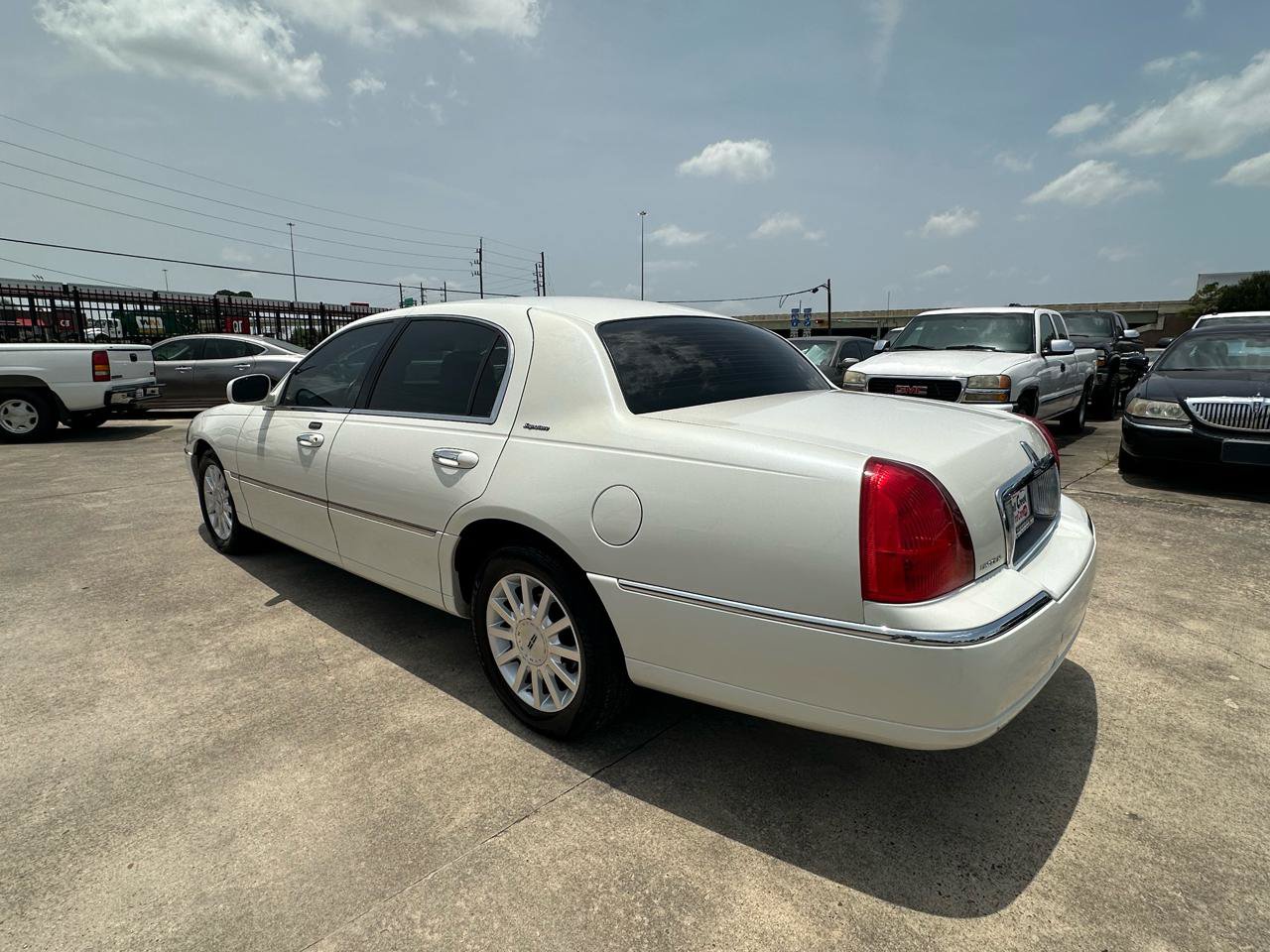 Used 2006 Lincoln Town Car Signature RWD image 3