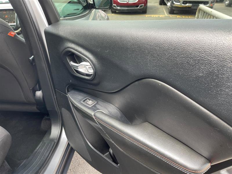 Used 2016 Jeep Cherokee 75th Anniversary image 38