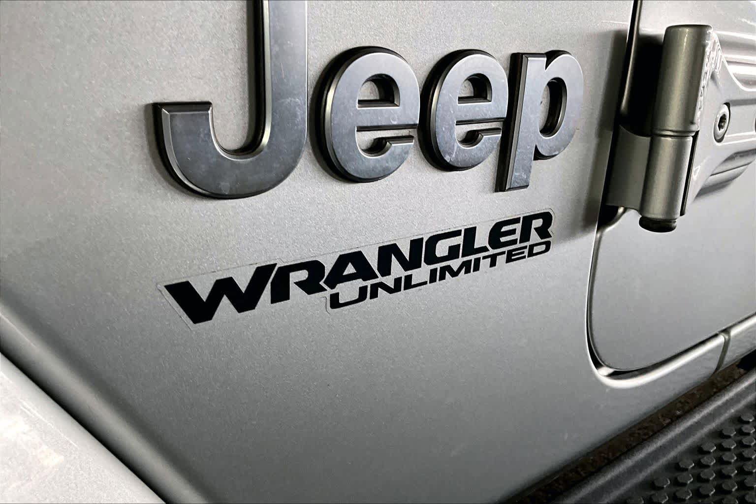 Used 2022 Jeep Wrangler Unlimited Sahara w/ Cold Weather Group AWD/4WD image 9