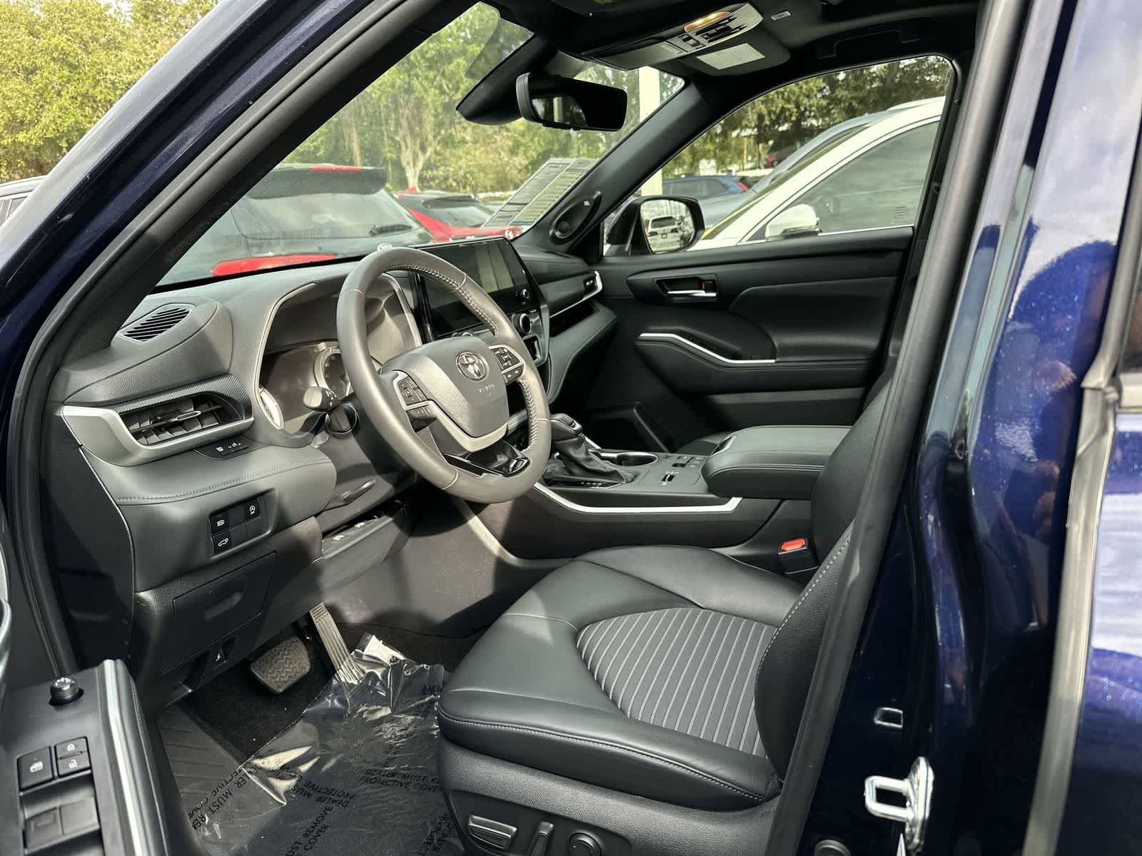 Used 2024 Toyota Highlander LE image 2