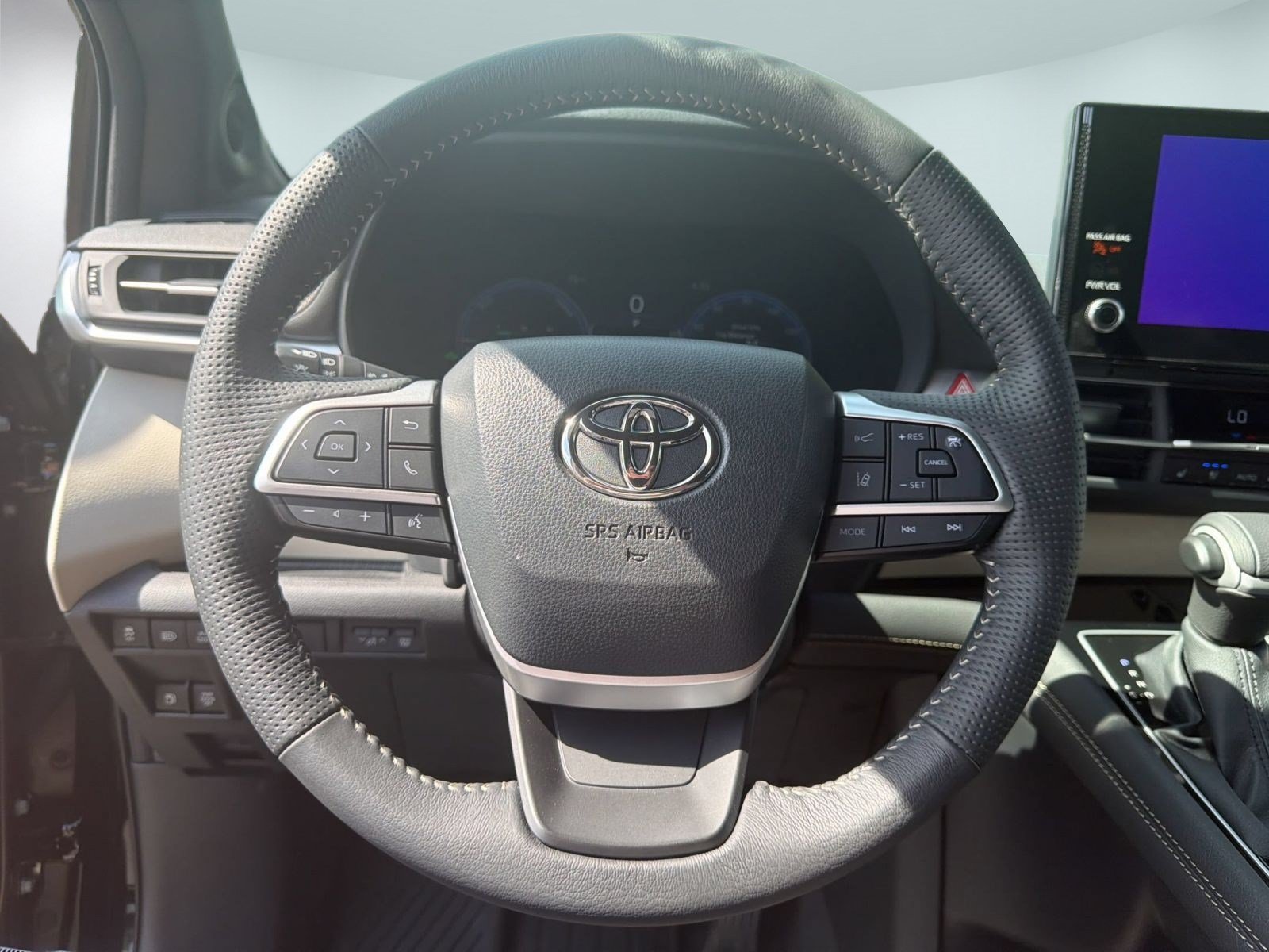 Used 2025 Toyota Sienna Platinum AWD/4WD image 11