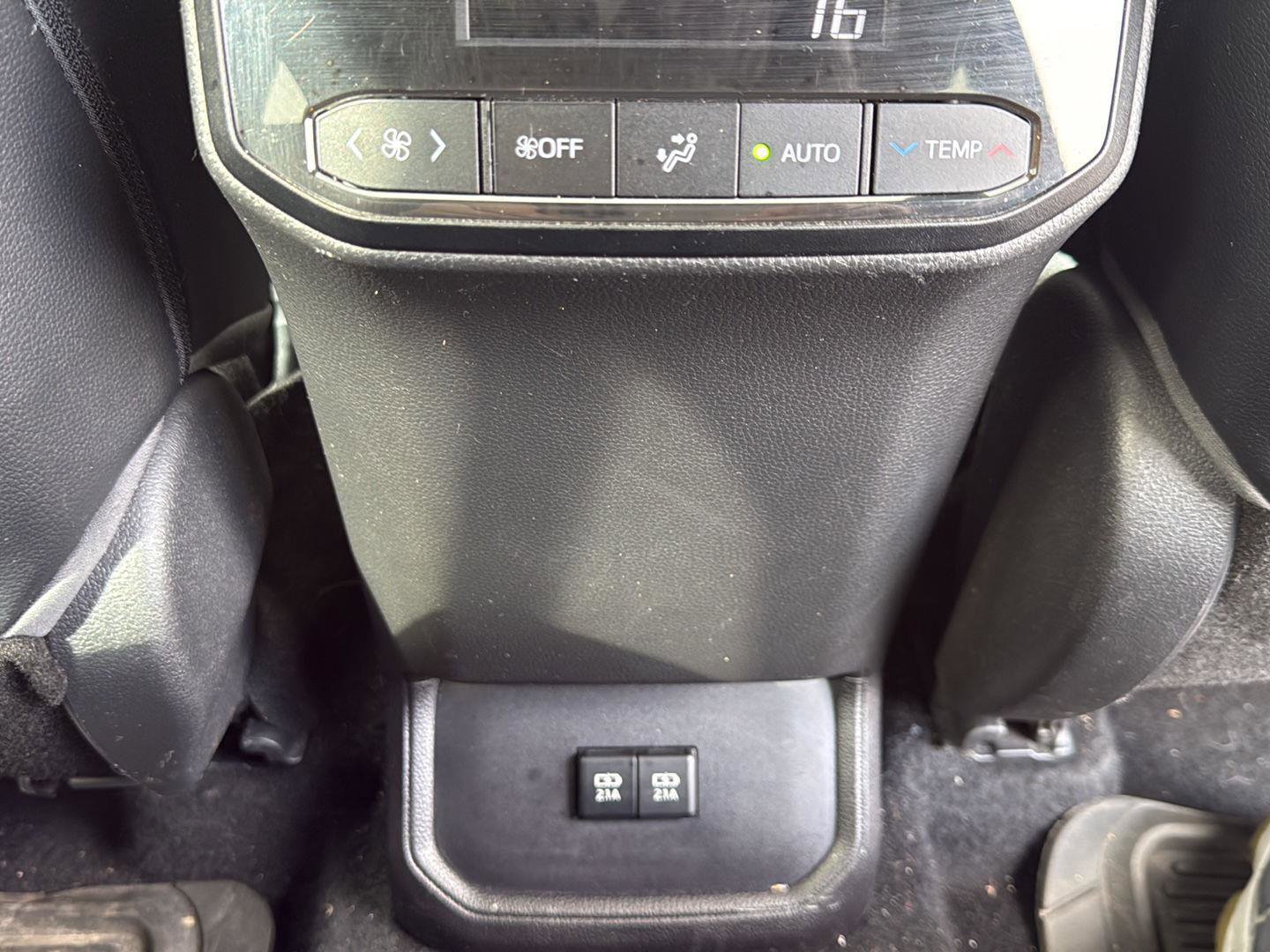 Used 2021 Toyota Highlander XLE image 30