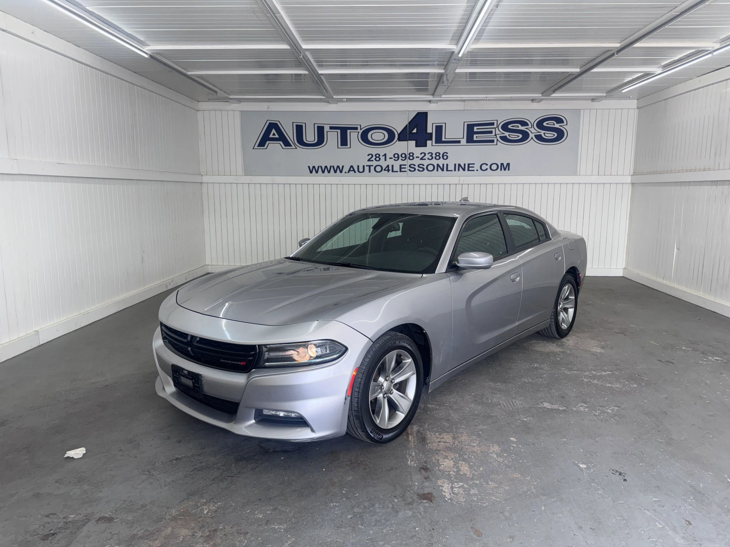 Used 2016 Dodge Charger SXT image 1