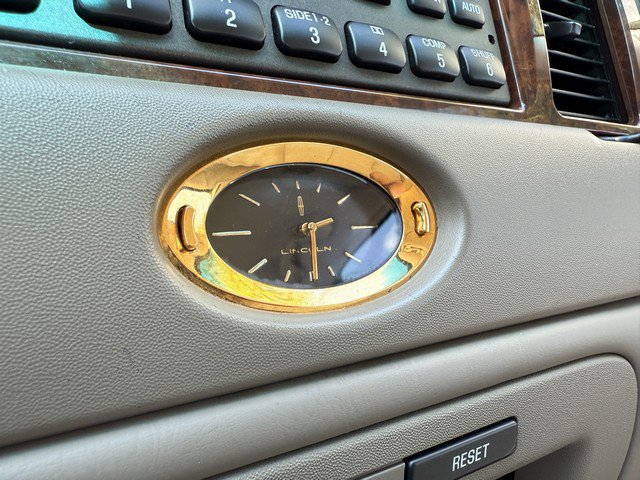 Used 2001 Lincoln Town Car Cartier image 32