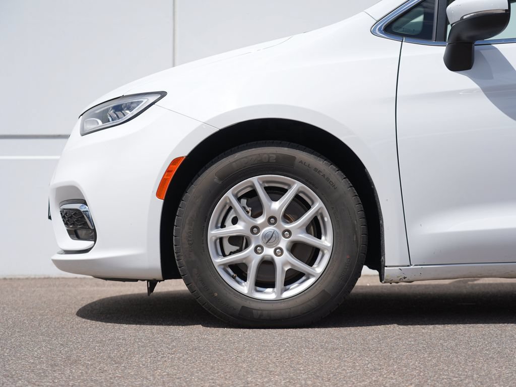 Used 2023 Chrysler Pacifica Touring-L FWD image 11