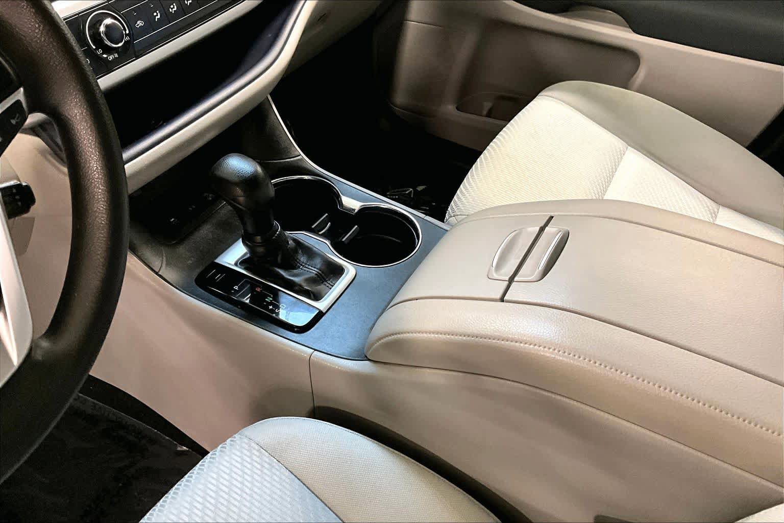 Used 2019 Toyota Highlander LE AWD/4WD image 16