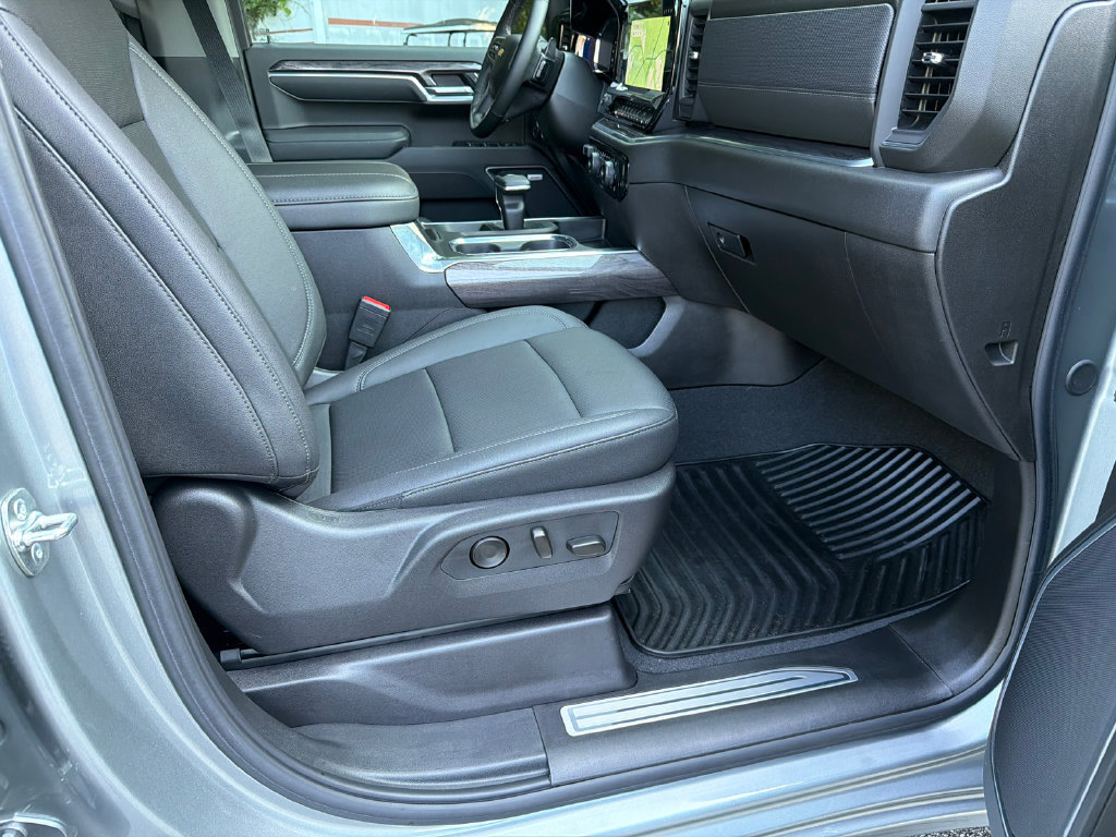 Used 2025 Chevrolet Silverado 1500 LTZ RWD image 13