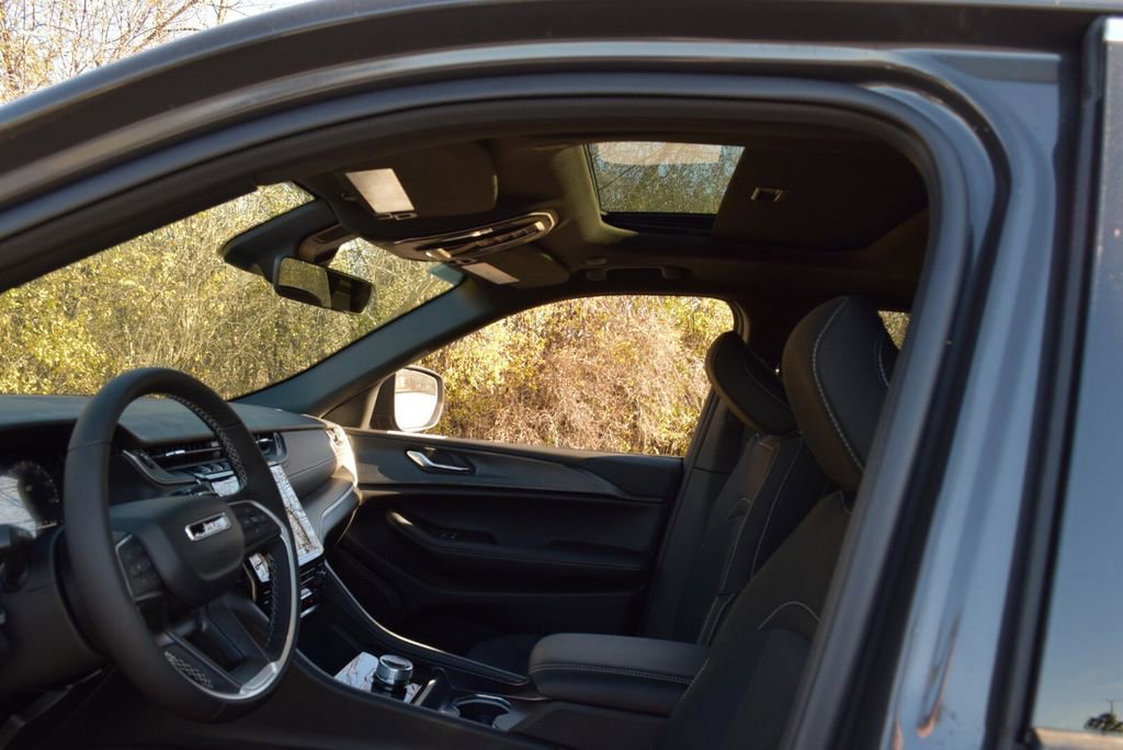 New 2025 Jeep Grand Cherokee Laredo X w/ Luxury Tech Group I image 13