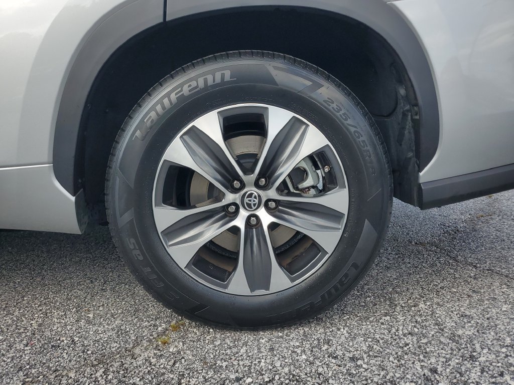 Used 2023 Toyota Highlander XLE FWD image 12