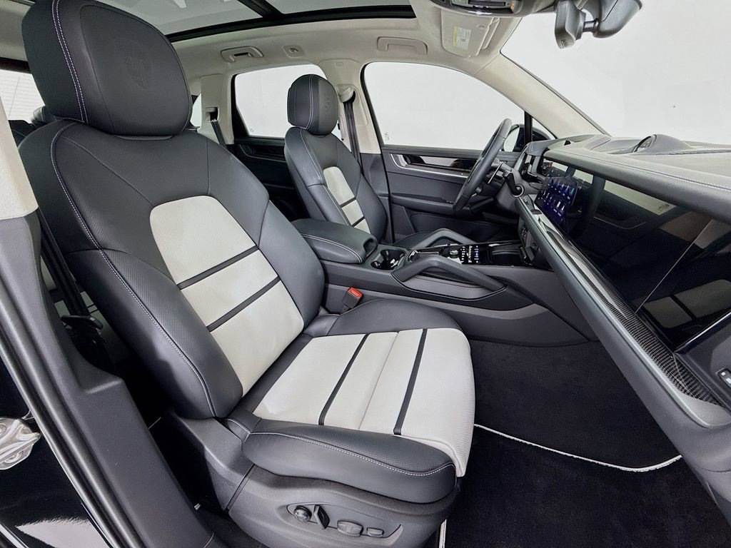 Certified 2026 Porsche Cayenne Turbo AWD/4WD image 30