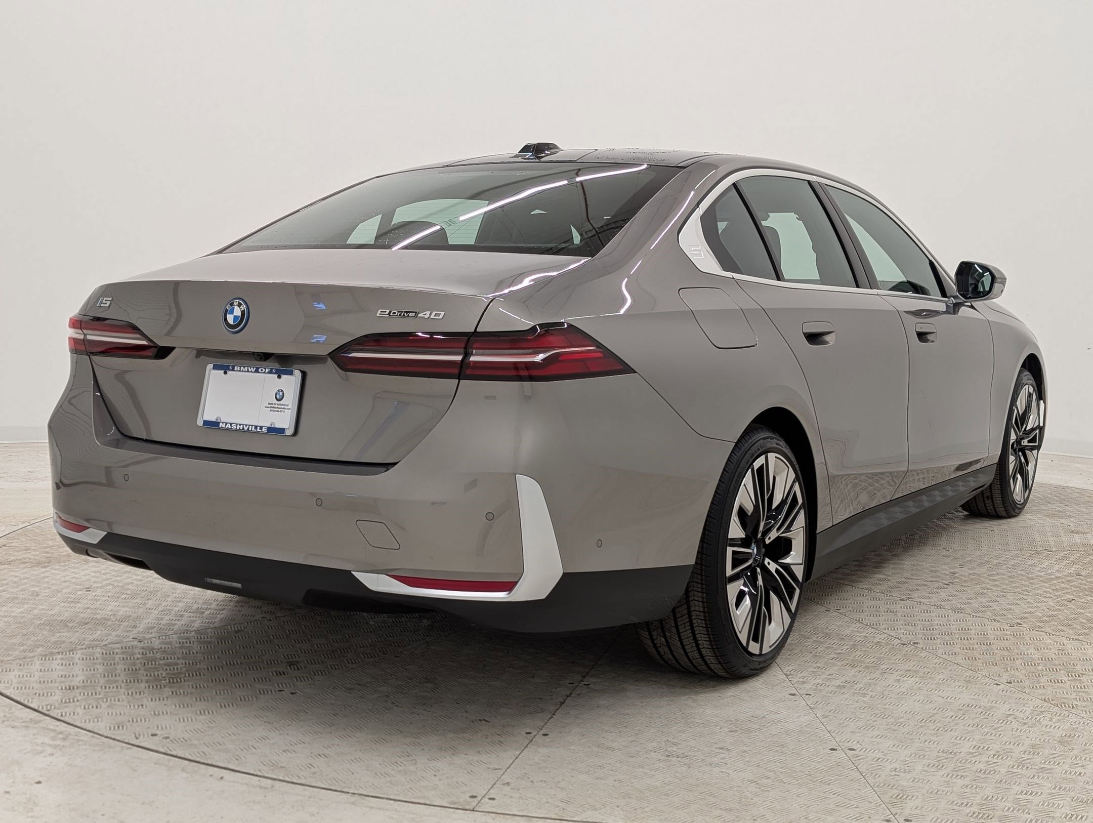 New 2026 BMW i5 eDrive40 w/ Premium Package RWD image 9