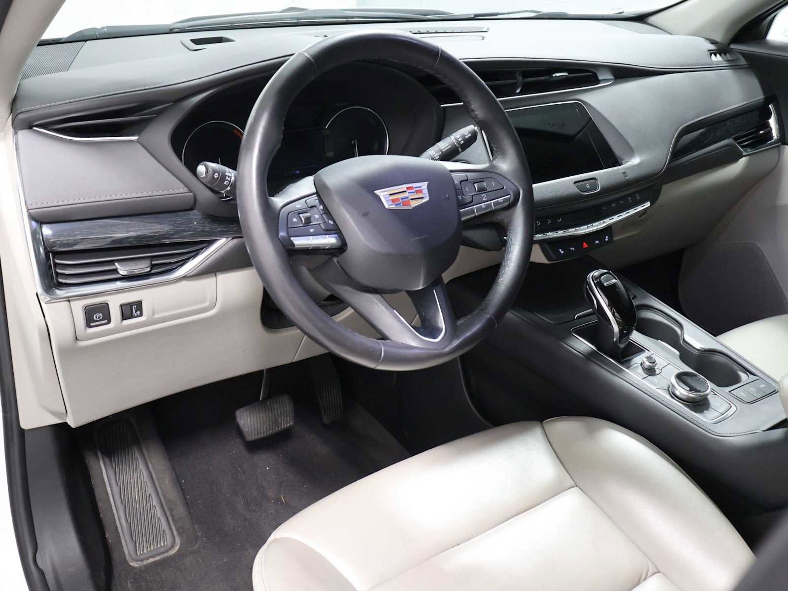 Used 2020 Cadillac XT4 Premium Luxury w/ Cold Weather Package AWD/4WD image 4