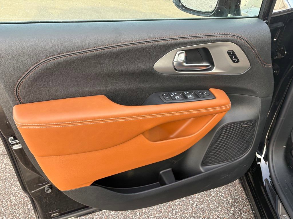 New 2026 Chrysler Pacifica Pinnacle w/ Trailer Tow Group image 14